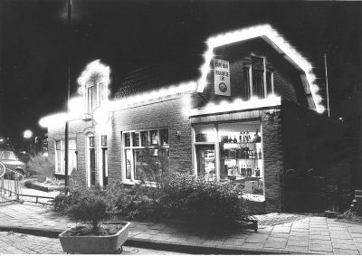 Kraantje Lek
Foto schuin genomen, wel hier duidelijk zichtbaar dat het café iets lager ligt dan de weg op de voorgrond. Deze situatie bestaat daar nog. De bebouwing ligt iets verlaagd t.o.v. de doorgaande weg (Zandpad).
Keywords: Geinbrug;Driemond;Zandpad;Café;Kraantje Lek;Smit