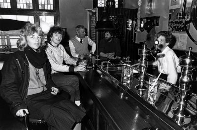 Kraantje Lek
Binnen in Kraantje Lek, met achter de toog v.ln.r. José Smit (dochter van de eigenaar), Kees Vermeulen, Evert Smit (eigenaar) en Jan Kamermans. Achter de tap: Bep Smit. Foto rond 1965.
Keywords: Geinbrug;Driemond;Café;Kraantje Lek;Smit