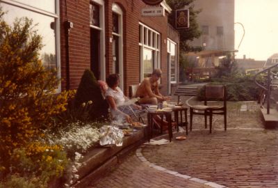 Kraantje Lek
Ontspannen op de stoep voor café Kraantje Lek. Ook op deze foto duidelijk te zien dat de huizen aan t Zandpad daar 'lager' liggen dan het Zandpad zelf. In de achtergrond fabriekscomplex van Otten.
Keywords: Geinbrug;Driemond;Zandpad;Café;Kraantje Lek;Smit