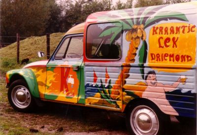 Kraantje Lek
Geheel in de traditie van de hippe 70er jaren: beschilderde (bedrijfs)auto van Kraantje Lek.
Keywords: Geinbrug;Driemond;Café;Kraantje Lek;Smit