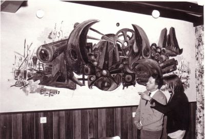 Kraantje Lek
Kraantje Lek: examen schilderstuk van Cees Callenfels(rechts naast Evert Smit), voorstellend 'Einde der Wereld', 1967. In 2005 werd het na toestemming van Callenfels overgestuct.
Keywords: Geinbrug;Driemond;Café;Kraantje Lek;Smit;Callenfels