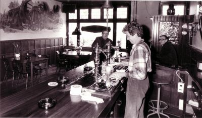 Kraantje Lek
Sluiting Kraantje Lek. Het laatste glas... Aan de muur het werk van Callenfels (GOB022)
Keywords: Geinbrug;Driemond;Café;Kraantje Lek;Smit;Callenfels