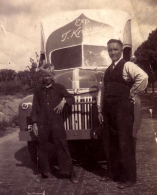 Transportbedrijf Knevel
Tijmen Knevel en zoon Henk voor een van de wagens.
Keywords: Geinbrug;Driemond;transport;expeditie;Knevel
