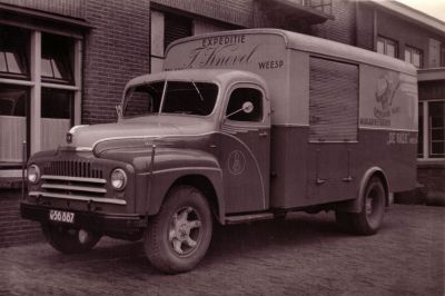 Transportbedrijf Knevel
Knevel vervoerde o.a. margarine voor fabriek De Valk uit Weesp. Het logo is duidelijk zichtbaar op de zijkant van de wagen.
Keywords: Geinbrug;Driemond;transport;expeditie;Knevel