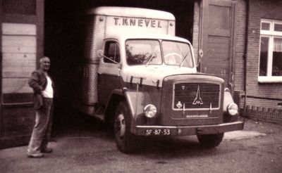 Transportbedrijf Knevel
Tijmen Knevel sr. voor dezelfde wagen als foto GOB029 (deel kenteken zelfde)
Keywords: Geinbrug;Driemond;transport;Knevel