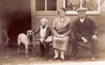 Mooiweer
Ab Mooiweer met echtgenote Cornelia en dochter Riek voor de wagenmakerij.
Keywords: Geinbrug;Driemond;Mooiweer;wagenmakerij;rijwielen;taxi
