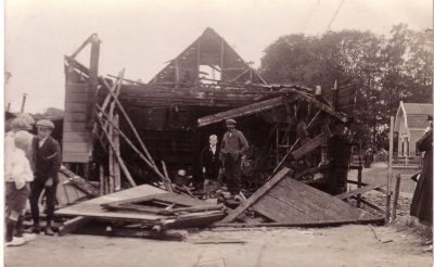Mooiweer
De wagenmakerij werd rond 1929 geheel door brand verwoest. Het jongetje en de man in het afgebrande pand zouden Aart Vos en Heit van Wijngaarden zijn.
Keywords: Geinbrug;Driemond;Mooiweer;wagenmakerij;rijwielen;taxi