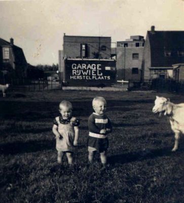 Mooiweer
Deze foto zou aan de achterzijde van het (eerste?) pand van Mooiweer gemaakt zijn. Vermoedelijk is een van de twee kinderen Aart Mooiweer. 
Keywords: Geinbrug;Driemond;Mooiweer;wagenmakerij;rijwielen;taxi