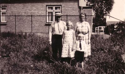 Mooiweer
Familie Mooiweer. Foto gezien de leeftijd van het jongste kind achter vermoedelijk nieuwe pand, dus na 1930. Van l. naar r.: Ab, Riek, Aart en Cornelia.
Keywords: Geinbrug;Driemond;Mooiweer;wagenmakerij;rijwielen;taxi
