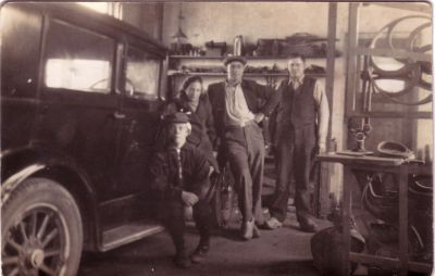 Mooiweer
In de garage van Mooiweer. Van l. naar r.: Marten de Rooij, Ger Kruiswijk, Marinus Vos en Ab Mooiweer.
Keywords: Geinbrug;Driemond;Mooiweer;wagenmakerij;rijwielen;taxi