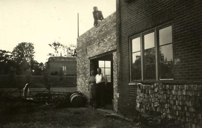 Mooiweer
Zij-ingang van de garage (?). Op het platte dak Riek (?), voor de deuren Ab en Cornelia. Op de achtergrond de Provinciale weg, met zichtbaar het buiten 'Schoonoord'.
Keywords: Geinbrug;Driemond;Mooiweer;wagenmakerij;rijwielen;taxi