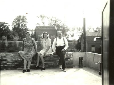 Mooiweer
Cornelia, Riek en Ab Mooiweer op de achteruitbouw van het garagepand. Ook hier weer op de achtergrond het buiten Schoonoord. Het huis rechts (achterzijde zichtbaar) staat aan het Zandpad.
Keywords: Geinbrug;Driemond;Mooiweer;wagenmakerij;rijwielen;taxi