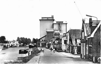Van Schaik
Het Zandpad met rechts vooraan de benzinepomp van Van Schaik.Het bedrijf verkocht en repareerde rijwielen, runde een taxibedrijf en verkocht ook rookwaren. Gemengde handel dus.
Keywords: Geinbrug;Driemond;van Schaik;rijwielen;taxi;benzinepomp