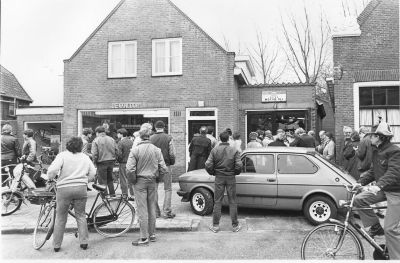 Van Schaik
Grote aanloop bij 'De Aanloop', de rijwielzaak van Van Schaik. De winkel sloot in 1979 maar werd heropend onder een nieuwe eigenaar.
Keywords: Geinbrug;Driemond;rijwielen;taxi;benzinepomp;van Schaik