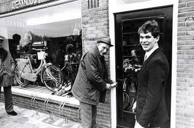 Van Schaik
Jaap van Schaik draagt de winkel over aan de nieuwe eigenaar Gerard Kroese.
Keywords: Geinbrug;Driemond;rijwielen;taxi;benzinepomp;van Schaik;Kroese
