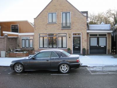 Van Schaik
Winkel en benzinepomp zijn al tijden verdwenen. Uit het woonhuis nu is nog wel het oude bedrijf in vorm af te leiden.
Keywords: Geinbrug;Driemond;rijwielen;taxi;benzinepomp;van Schaik