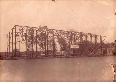 Niesing
De nieuwe grote loods aan de Lange Stammerdijk in aanbouw, ca. 1924. 
Keywords: Geinbrug;Driemond;Gaasperdam;Ringsloot;Niesing;hooi;stro;Lange Stammerdijk