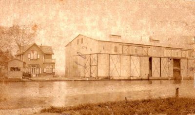Niesing
Woonhuis (ca. 1925) en loods van de familie Niesing aan de Lange Stammerdijk, ca. 1928. 
Keywords: Geinbrug;Driemond;Gaasperdam;Ringsloot;Niesing;hooi;stro;Lange Stammerdijk