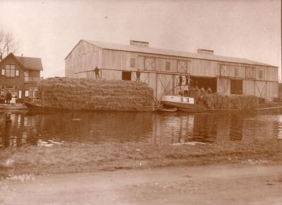 Niesing
Hooi- en strohandel vol in bedrijf, ca. 1929. Hoog opgetaste schepen op de Gaasp.
Keywords: Geinbrug;Driemond;Gaasperdam;Ringsloot;Niesing;hooi;stro;Lange Stammerdijk