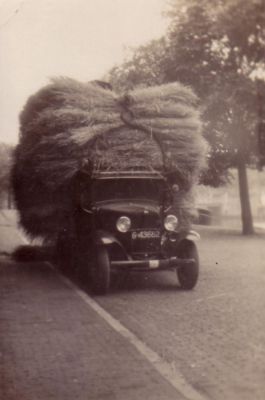 Niesing
Vrachtauto met hooi
Keywords: Geinbrug;Driemond;Gaasperdam;Ringsloot;Niesing;hooi;stro;Lange Stammerdijk