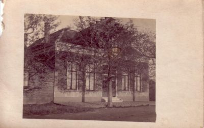 Niesing
Het rechterdeel van het pand was van de familie Niesing. Het 'rechter voorlokaal' werd het café.
Keywords: Geinbrug;Driemond;Gaasperdam;Ringsloot;Niesing;café;Gaasperzicht