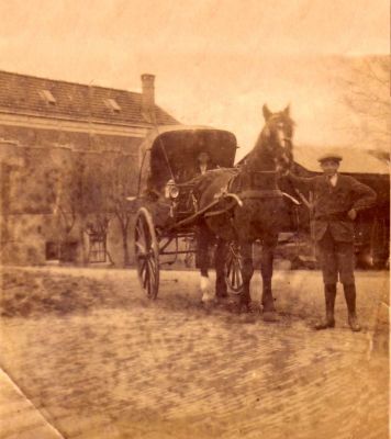 niesing
Rechts achter de hooi opslag, links achter de zijgevel van het café. Staand bij het paard Izak Niesing.
Keywords: Geinbrug;Driemond;Gaasperdam;Ringsloot;Niesing;hooi;stro;café;Gaasperzicht