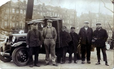 Niesing
Niet duidelijk waar deze foto is genomen, wellicht Amsterdam (?). Uiterst rechts op de foto Izak Niesing, de zoon van Janus (daarnaast, 2e van rechts).
Keywords: Geinbrug;Driemond;Gaasperdam;Ringsloot;Niesing;hooi;stro;Lange Stammerdijk