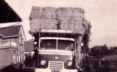Niesing
Een moderner auto. Links het woonhuis aan de Lange Stammerdijk.
Keywords: Geinbrug;Driemond;Gaasperdam;Ringsloot;Niesing;hooi;stro;Lange Stammerdijk
