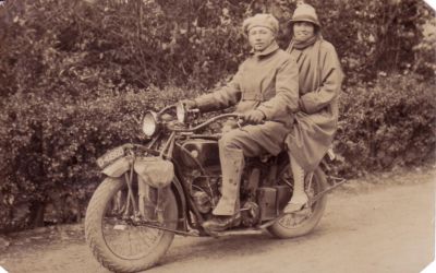 Niesing
Nogmaals zoon Izak met ? achterop de motor. 
Keywords: Geinbrug;Driemond;Gaasperdam;Ringsloot;Niesing;hooi;stro;Gein