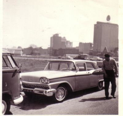 Niesing
Niesing had ook auto.s voor de verkoop, zoals deze Ford. In de achtergrond Sluis fabriekscomplex, de weg zichtbaar is de Burgemeester Kasteleinstraat.
Keywords: Geinbrug;Driemond;Niesing;Lange Stammerdijk;garage;autoverkoop;Sluis;Burgemeester Kasteleinstraat