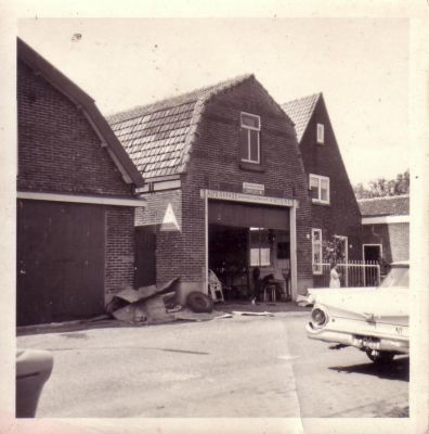 Niesing
Garage Niesing met op voorgrond dezelfde Ford als op GOB067 (?).
Keywords: Geinbrug;Driemond;Niesing;Lange Stammerdijk;garage;autoverkoop