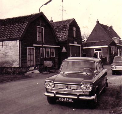 Niesing
Garage rond 1968. Het linker en middendeel vormden de garage. Van het linkse pand is de gevel gewijzigd. Het pand geheel rechts behoorde aan de familie Kruiswijk.
Keywords: Geinbrug;Driemond;Niesing;Lange Stammerdijk;garage;autoverkoop