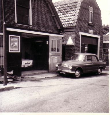 Niesing
Hier een close-up van de garage. Duidelijk hier ook de aangepaste gevel: openslaande deuren met vensters.
Keywords: Geinbrug;Driemond;Niesing;Lange Stammerdijk;garage;autoverkoop