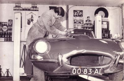 Niesing
Henk Niesing aan het werk in de garage.
Keywords: Geinbrug;Driemond;Niesing;Lange Stammerdijk;garage;autoverkoop