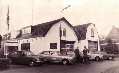 Niesing
En nogmaals is de pui van het linker garagedeel aangepast, en zijn beide panden wit geverfd. Bij de auto's H. Niesing (links) en H. de Jong. Foto 1972.
Keywords: Geinbrug;Driemond;Niesing;Lange Stammerdijk;garage;autoverkoop