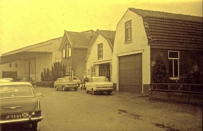 Niesing
Een rijtje Niesing langs de Lange Stammerdijk: v.l.n.r. de oude hooi en stro loods, het woonhuis en dan de twee witte garagepanden.
Keywords: Geinbrug;Driemond;Niesing;Lange Stammerdijk;garage;autoverkoop