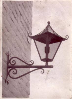 Niesing
Close-up een der buitenlantaarns Lange Stammerdijk 33.
Keywords: Geinbrug;Driemond;Niesing;Lange Stammerdijk;windwijzers;buitenlantaarns