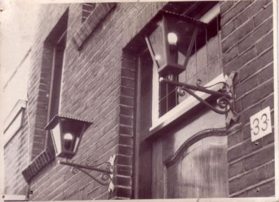 Niesing
Buitenlantaarns aan de gevel, Lange Stammerdijk 33.
Keywords: Geinbrug;Driemond;Niesing;Lange Stammerdijk;windwijzers;buitenlantaarns