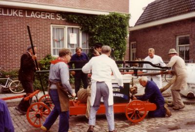 Brandweer, Politie.
Foto ter hoogte van de Christelijke Lagere School in de Burgemeester Bletzstraat.
Keywords: Geinbrug;Driemond;brandweer;politie;begraafplaats
