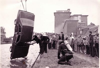 Brandweer, Politie.
Auto inmiddels bijna uit het water getakeld
Keywords: Geinbrug;Driemond;brandweer;politie;begraafplaats