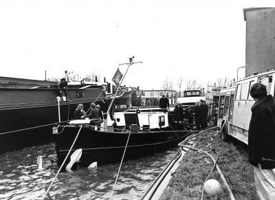 Brandweer, Politie.
Brandweer schiet schip te hulp aan t Zandpad. Gebouw rechts is fabriek Otten.
Keywords: Geinbrug;Driemond;brandweer;politie;begraafplaats