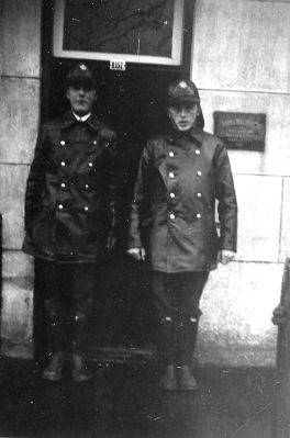 Brandweer, Politie.
Egbert de Groot en Jan Smit (?) van de vrijwillige brandweer.
Keywords: Geinbrug;Driemond;brandweer;politie;begraafplaats