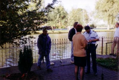 Brandweer, Politie.
Dode man in de Gaasp. Aan de hengel, ter hoogte van de woning van Niesing aan de Lange Stammerdijk. De politie maakt rapport op.
Keywords: Geinbrug;Driemond;brandweer;politie;begraafplaats