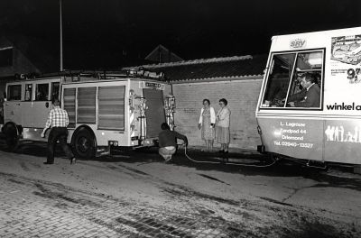 Brandweer, Politie.
De brandweer bij gestrande SRV-wagen.
Keywords: Geinbrug;Driemond;brandweer;politie;begraafplaats