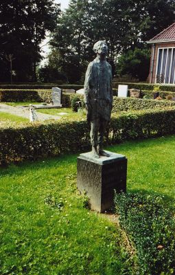 Begraafplaats Driemond
Bronzen beeld van Hubert van Lith (1908-1977), die hier ook begraven ligt. Het beeld staat bekend onder de naam 'Ongebroken Verzet 1940-1945' en is opgericht ter nagedachtenis aan alle verzetsmensen en oorlogsslachtoffers van WOII. Het beeld hier in Driemond is een voorstudie voor een groter beeld in Rotterdam. Jaarlijks vindt op 15 april (dag nadat de laatste verzetsmensen van Amsterdam werden vermoord) een herdenking plaats bij het beeld hier op de begraafplaats.
Keywords: Geinbrug;Driemond;brandweer;politie;begraafplaats Driemond;Hubert van Lith