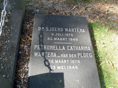 Begraafplaats Driemond
Graf van Sjoerd Wartena, huisarts in Weesp en Weesperkarspel, omgekomen bij een bomaanval op de Merwedebrug bij Driemond in maart 1945.
Keywords: Geinbrug;Driemond;brandweer;politie;begraafplaats Driemond;Wartena