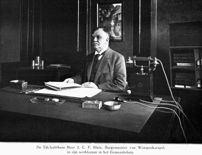Burgemeester J.C.F. Bletz
De Edelachtbare Heer J.C.F. Bletz, burgemeester van Weesperkarspel. Geinbrug/Driemond viel onder Weesperkarspel, het gemeentehuis stond in Weesp. Foto ca. 1920. De vernoeming van de Bletzstraat dateert uit 1923.
Keywords: Burgemeester Bletz;Bletzstraat;Weesperkarspel