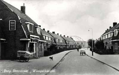 Burgemeester Bletzstraat
Burg. Bletzstraat. Links kruidenier Millenaar met de kar naast het pand. 
Keywords: Burgemeester Bletzstraat;kruidenier;Millenaar;brug;Merwedekanaal;Amsterdam-Rijn kanaalWeesperkarspel