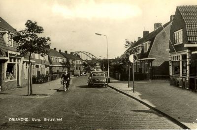 Burgemeester Bletzstraat
Links voor de kruidenierswinkel van Millenaar, rechts slagerij Dalmulder
Keywords: Burg. Bletzstraat;kruidenier;Millenaar;slagerij;Dalmulder;Weesperkarspel