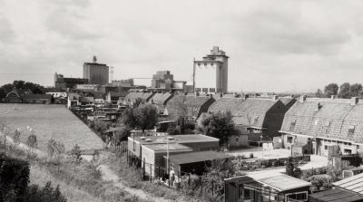 Burgemeester Bletzstraat
Achterzijde Burg. Bletzstraat. Verder in achtergrond de fabrieken Sluis (links) en Otten (rechts). De huizen waar je tegenaan kijkt links achter zijn die aan het Zandpad.
Keywords: Burg.Bletzstraat;Sluis;Otten;Zandpad